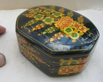 Lacquered Wood Trinket Box, Ring Dish, with Floral Designs, Hand Painted in Kashmir Vintage Indian (11.5 x 9 x 5 cm)