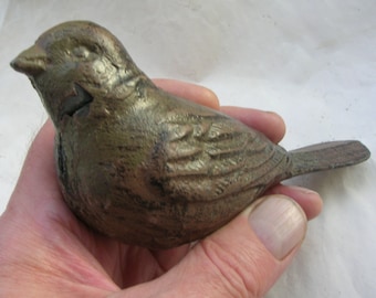 Vintage Sparrow Paperweight in Hollow Cast Iron (14 cm long) Condition: a chip to the neck