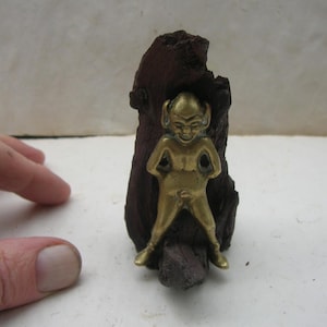 Stary mosiężny Pixie z rękami z tyłu, stojący na pniu drzewa (wysokość 9,5 cm)