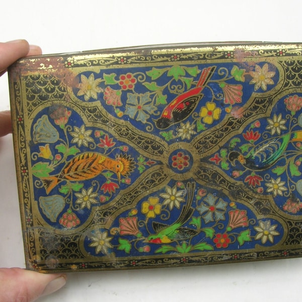 Vintage Biscuit Tin by CWS Biscuits, with Birds and Floral Designs (17 x 11.5 x 4.3 cm) Condition: very worn with paint loss