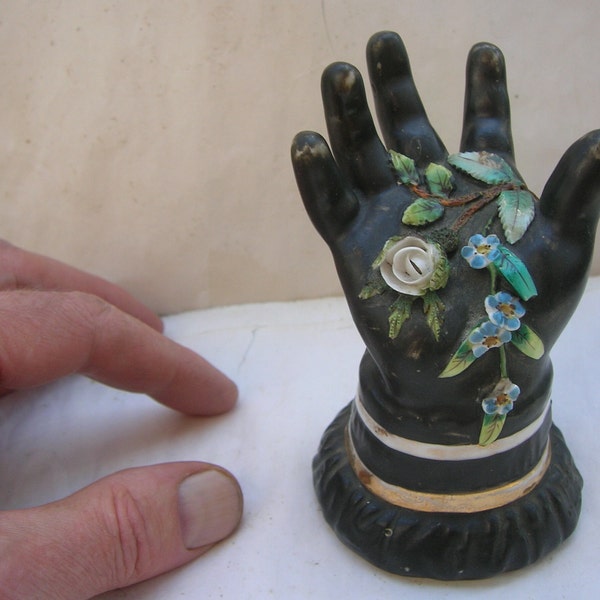 Main en céramique ancienne avec fleurs, main de Fatima, Hamsa (10 cm de haut) Etat : usure de la peinture et de la dorure, éclats sur les fleurs