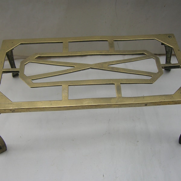 Vintage Brass Pot Stand, Trivet, Tea Pot Stand (25 x 12 x 9 cm) Condition: heavily patinated underside, one slightly loose leg