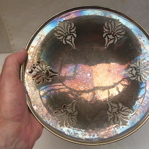 Genomborrat silverfat, gammal vintage eller antik, omärkt, skimrande lyster (21 cm diameter, 3,5 cm hög), några repor på ovansidan.
