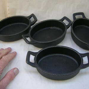 Set di 4 piatti da portata vintage in ghisa (capacità di ciascuno 250 ml, 10 fl oz, 1/2 pinta) - piccole macchie di ruggine all'interno di due piatti