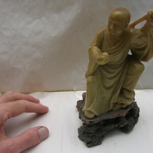 Lohan antique (Qing tardif) en pierre olhanéenne avec pêche et fouet anti-mouches, signé dans la base (17,5 cm de haut) VGC