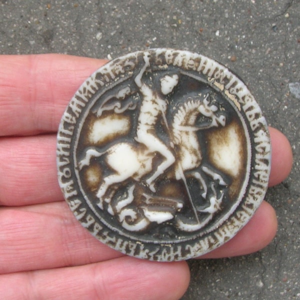 Grand bouton de manteau vintage avec Saint-Georges et le dragon, plastique des années 40 (5,4 cm de diamètre)