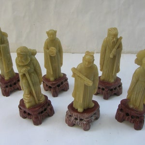 6 immortali cinesi in miniatura in pietra ollare verde e marrone, vecchio vintage, dettagli raffinati (circa 3,5" o 9 cm di altezza) Condizione: alcune piccole scheggiature