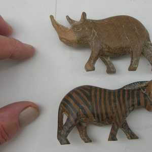 Rinoceronte e zebra de madeira em miniatura, Old Vintage (8 cm de comprimento) Condição: muito desgastado, rinoceronte tem pequenas lascas nos pés