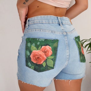 Rosor - Handmålade jeans - Högmidjade jeansshorts - Estetiska kläder - Originalkonst - Anpassade jeans för kvinnor + GRATIS - Stryk-på-lapp