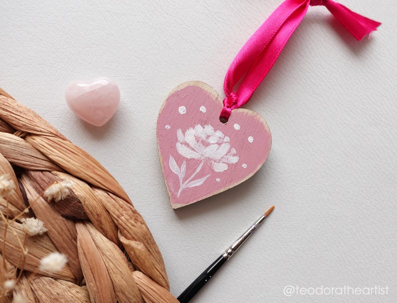 Hand Painted Heart Ornaments Valentines Day Pink Floral Heart Shaped Wood Ornaments Dainty Daisy Flower Ornaments Mini Painting 1