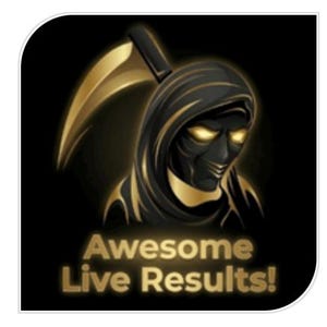 Puede incluir: Una ilustración gráfica que muestra una figura encapuchada en negro y dorado con ojos amarillos brillantes, sosteniendo una guadaña detrás de la cabeza. Debajo, el texto Awesome Live Results! aparece en una fuente dorada y negrita.