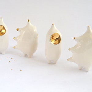 Ceramic Alien Figure in White Clay with Real Gold Details, Spikes Shape. Ready to Ship. imagem 1