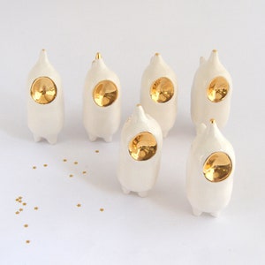 Ceramic Alien Figure in White Clay with Real Gold Details, Spikes Shape. Ready to Ship. imagem 5
