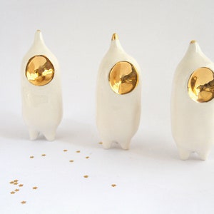 Ceramic Alien Figure in White Clay with Real Gold Details, Spikes Shape. Ready to Ship. imagem 2