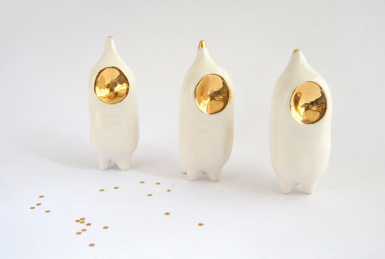 Ceramic Alien Figure in White Clay with Real Gold Details, Spikes Shape. Ready to Ship. imagem 2