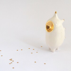 Ceramic Alien Figure in White Clay with Real Gold Details, Spikes Shape. Ready to Ship. imagem 6