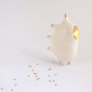 Ceramic Alien Figure in White Clay with Real Gold Details, Spikes Shape. Ready to Ship. imagem 4