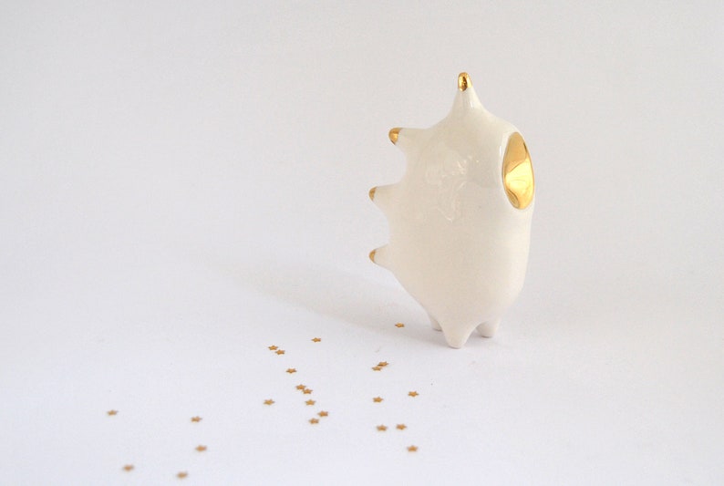 Ceramic Alien Figure in White Clay with Real Gold Details, Spikes Shape. Ready to Ship. imagem 4