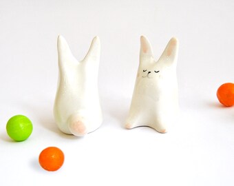 Coniglietto di Pasqua in ceramica bianco miniatura, decorata in rosa e nero. Pronto per la spedizione