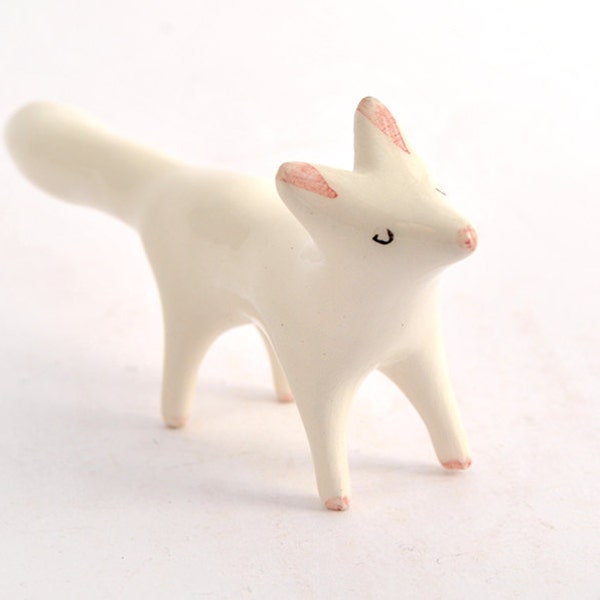 Miniatur-Keramik von Polarfuchs, Totem Arctic Fox in weißen Ton oder Loza. Ready to Ship