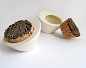 Agitatore di sale da cucina o scatola multiuso in ceramica bianca con tappo di sughero naturale rustico come chiusura. Pronto per la spedizione