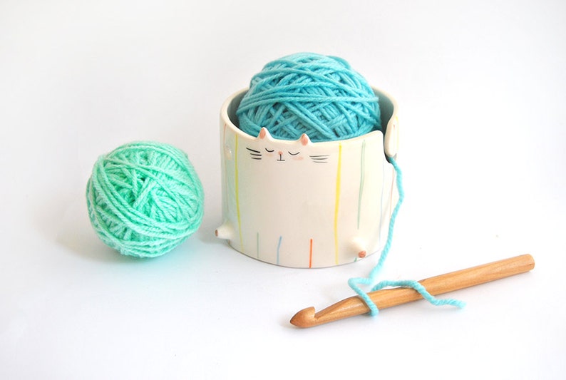 MyGift Cream Ceramic Tangle-Free Yarn Ball Bowl, Rustic Handcrafted Knitting Crochet Bowl With Cut Out Swirl