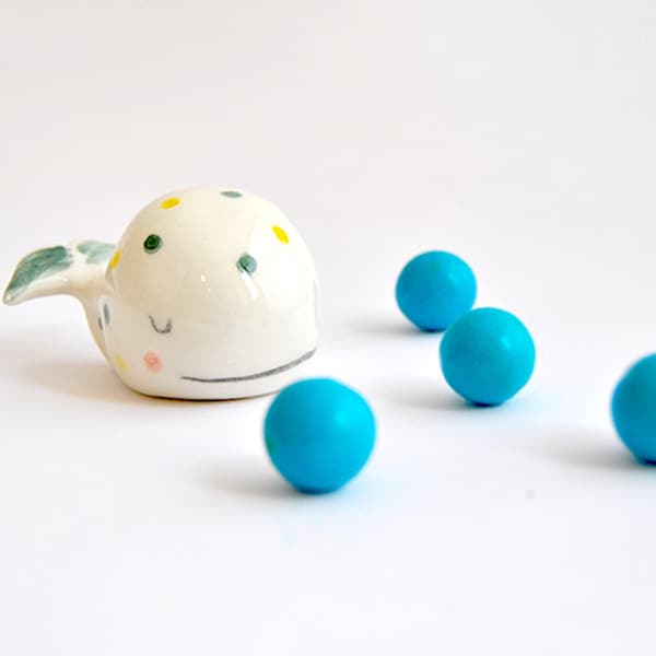 Miniatura de Ballena de Cerámica Blanca Decorada con Pigmentos en Tonos Amarillos y Verdes. Listo para Enviar