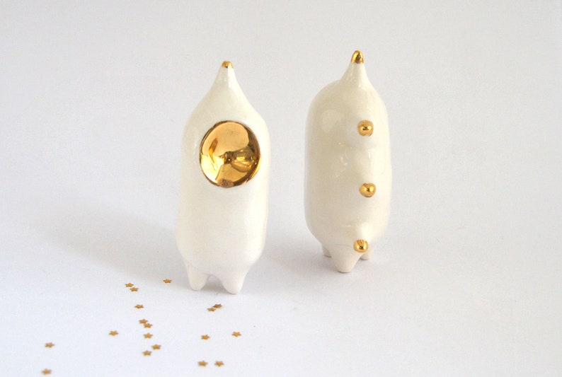 Ceramic Alien Figure in White Clay with Real Gold Details, Spikes Shape. Ready to Ship. imagem 7
