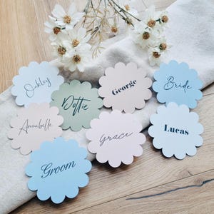 Minimale, pastellfarbene, neutrale, blumenförmige Tischkarten, Gedecke, botanische, Hochzeit, Party, Verlobung