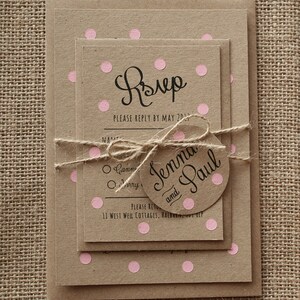 Pastel Roze Polka Dot Bruiloft Uitnodiging Set Rustieke Kraft afbeelding 3