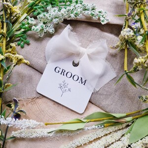 Hochzeit Tischkarte Tag, einfach, rustikal, Boho Hochzeit Gedeck mit Chiffon Schleife und Gypsophilia Detaillierung, hübsch, elegant