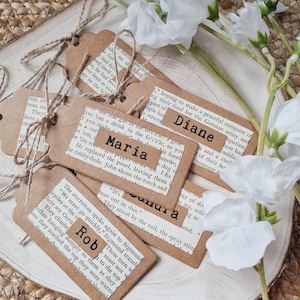 Cuento de hadas, vintage, página de libro de cuentos, tarjeta de lugar de boda con detalles de lazo de hilo: rústico, caprichoso