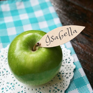 Tarjetas de mesa con diseño de hojas de manzana, elegantes, modernas, rústicas y de estilo kraft, maravillosamente sencillas