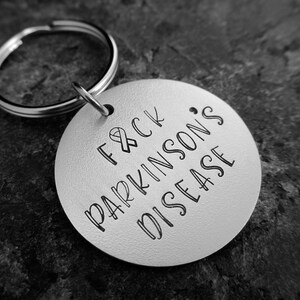 F*ck Parkinson&#39;s Disease - Porte-clés estampé à la main - Porte-clés Parkinson - Soutien à la maladie de Parkinson - Sensibilisation à la maladie de Parkinson