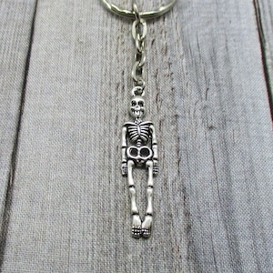 Llavero de esqueleto, llavero de esqueleto humano, llavero de anatomía, llavero de Halloween, regalos para amantes de Halloween, regalo de esqueleto.