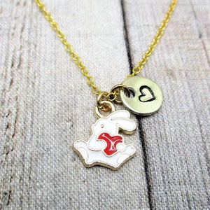 Collar de conejito Carta estampada a mano personalizada Regalo inicial de collar de conejo para ella