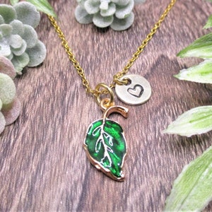 Collar de hojas delicadas de oro personalizado carta estampada a mano Inicial Joyas de hojas Regalo de amante de las plantas para ella