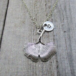 Collar de hoja de ginkgo personalizado con inicial estampada a mano, regalo de herbolario para ella, joyería vegetal