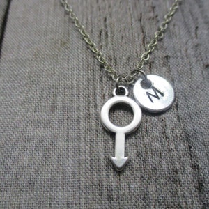 Collar de plata con símbolo masculino, collar de Marte personalizado, letra estampada a mano, regalo inicial para él, collar masculino, joyería de Marte