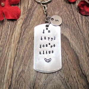Me alegro de que estés vivo llavero regalos personalizados para ella/él llavero de concientización sobre la salud mental inicial mejores amigos regalos