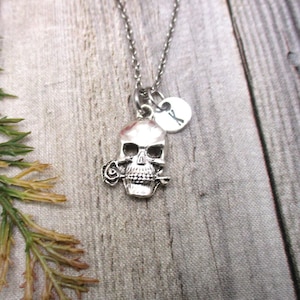 Collar de calavera y rosa, joyería de calavera personalizada, collar con inicial, regalos para él/su collar pirata