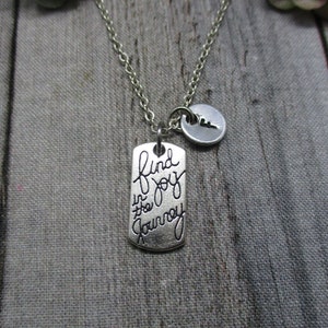 Encuentra la alegría en el viaje Collar motivacional personalizado Collar estampado a mano Carta inicial Joyas regalos para ella