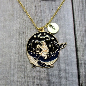 Collar de ballena espacial Collar de galaxia Astronauta espacial Regalos personalizados Carta inicial