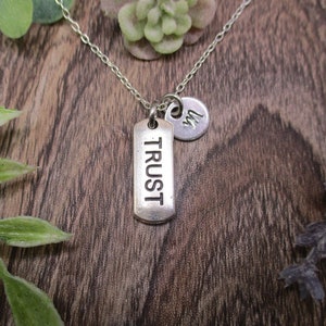 Collar de confianza Collar motivacional personalizado Carta estampada a mano Fideicomiso inicial Joyas Regalos para él / ella