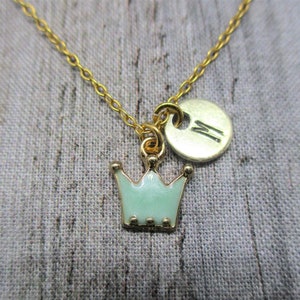 Collar de corona de oro Personalizado Estampado a mano Carta inicial Corona verde Joyería mamá Regalos para ella