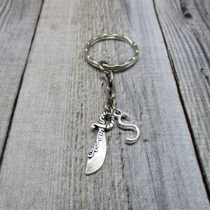 Llavero de espada con carta Llavero de cimitarra personalizado con regalos personalizados iniciales para él / ella