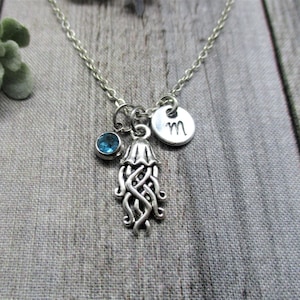 Collar de medusas Collar de playa Personalizado Carta personalizada Regalo inicial de los amantes de las medusas para su joyería oceánica Mes de nacimiento Piedra de nacimiento