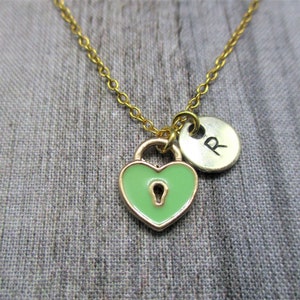 Collar de bloqueo de corazón de oro Collar de cerradura verde Carta personalizada Joyería de amor inicial Kawaii Girlfriend Regalos para ella