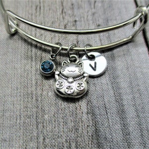 Pulseira Maneki Neko com pingente de pedra de aniversário estampada à mão pulseira inicial joias de gato da sorte presente para seu presente de aniversário