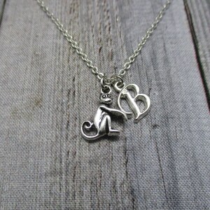 Collar de mono, collar inicial de animales, carta zoo regalos personalizados para ella / él